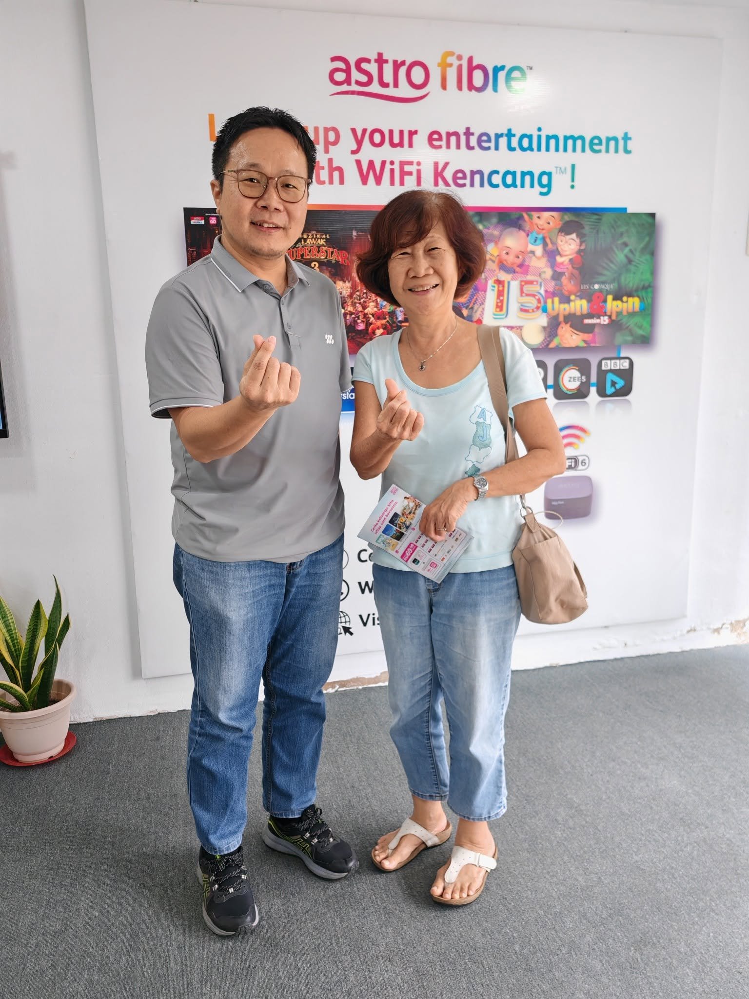 Astro Lim assisting a customer at an Astro service environment
